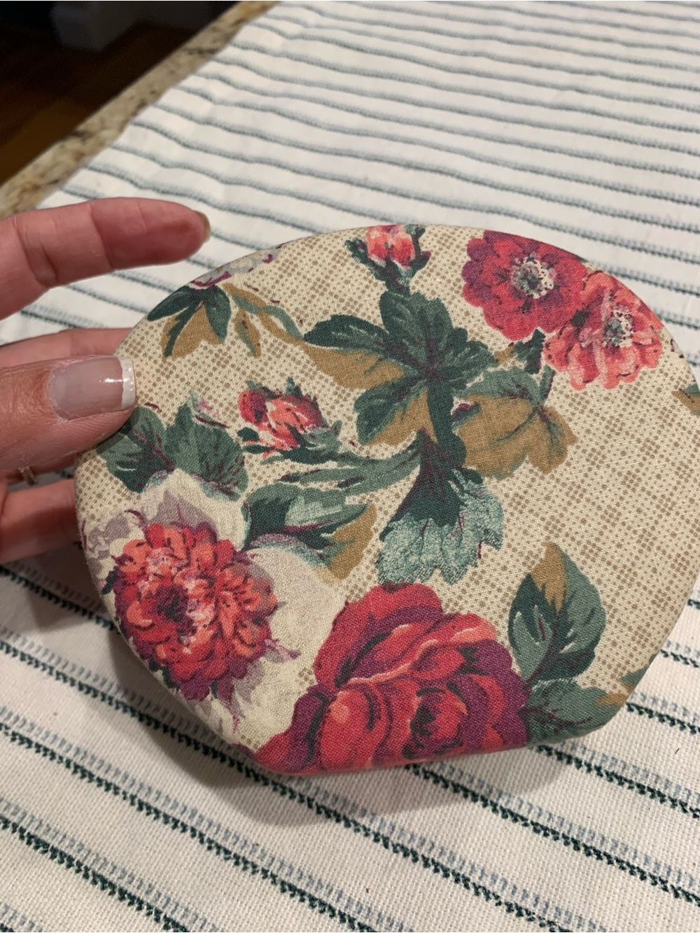 Vintage Floral Round Jewelry Box with Gold design - Picture 3 of 6